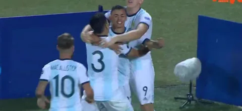 Urzi, con este golazo, adelanta a Argentina frente a Colombia