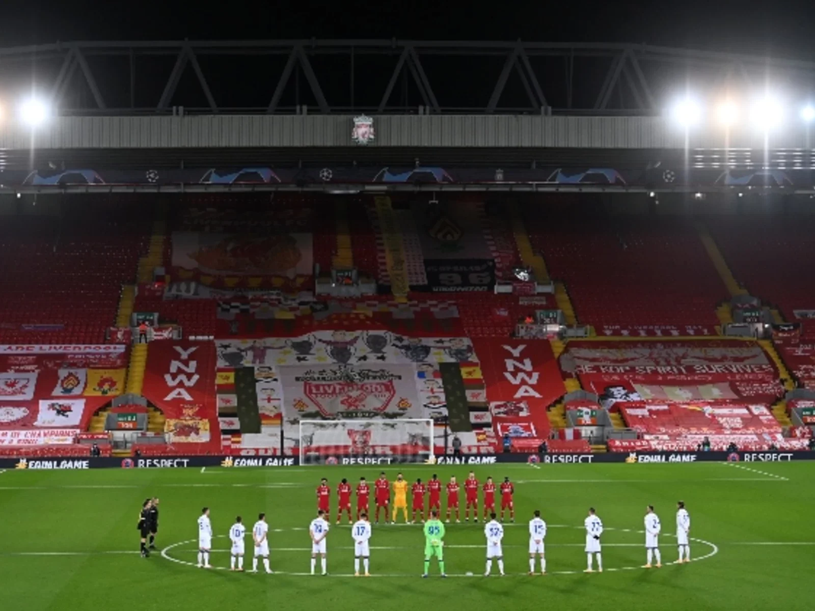 En Anfield, hubo minuto de silencio por la memoria de Diego Maradona. / Foto: AFP