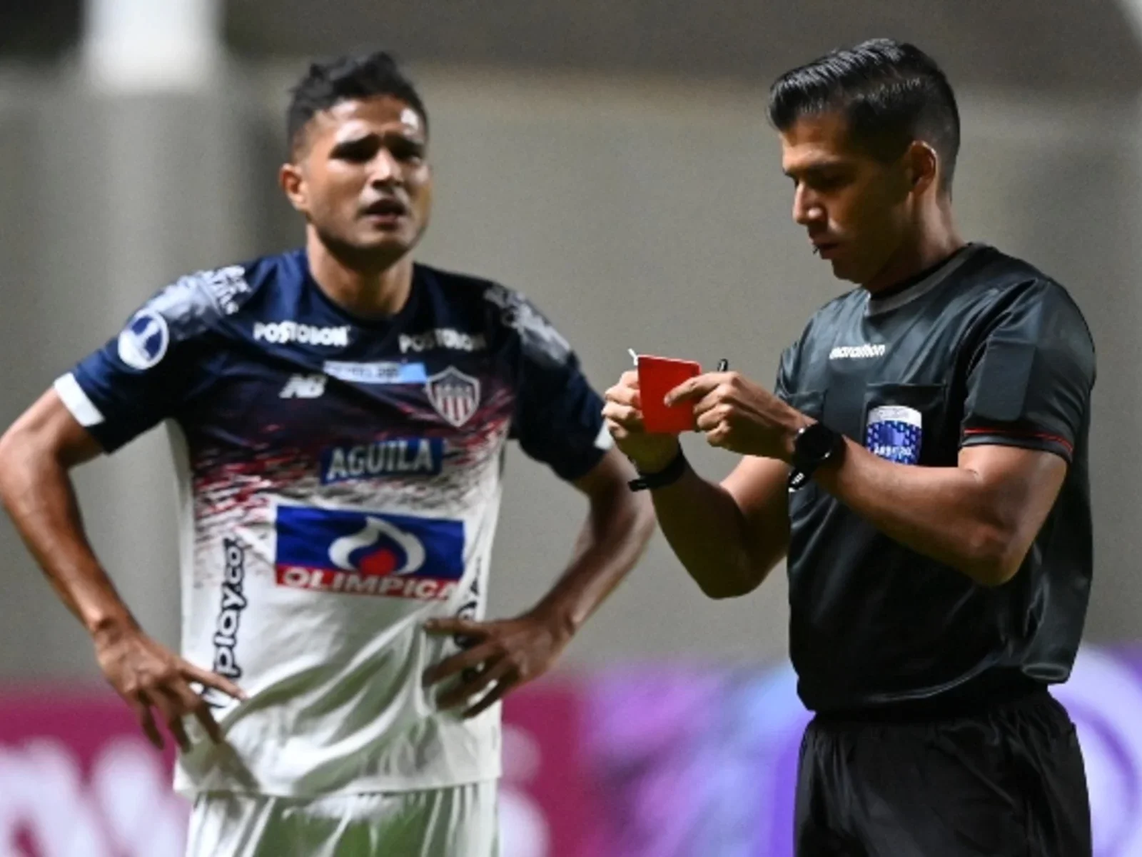 Larry Vásquez vio la tarjeta roja / AFP