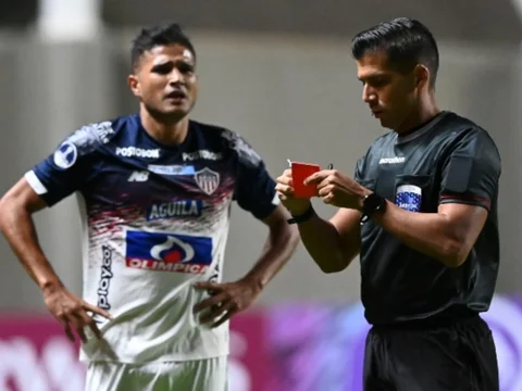 Larry Vásquez vio la tarjeta roja / AFP