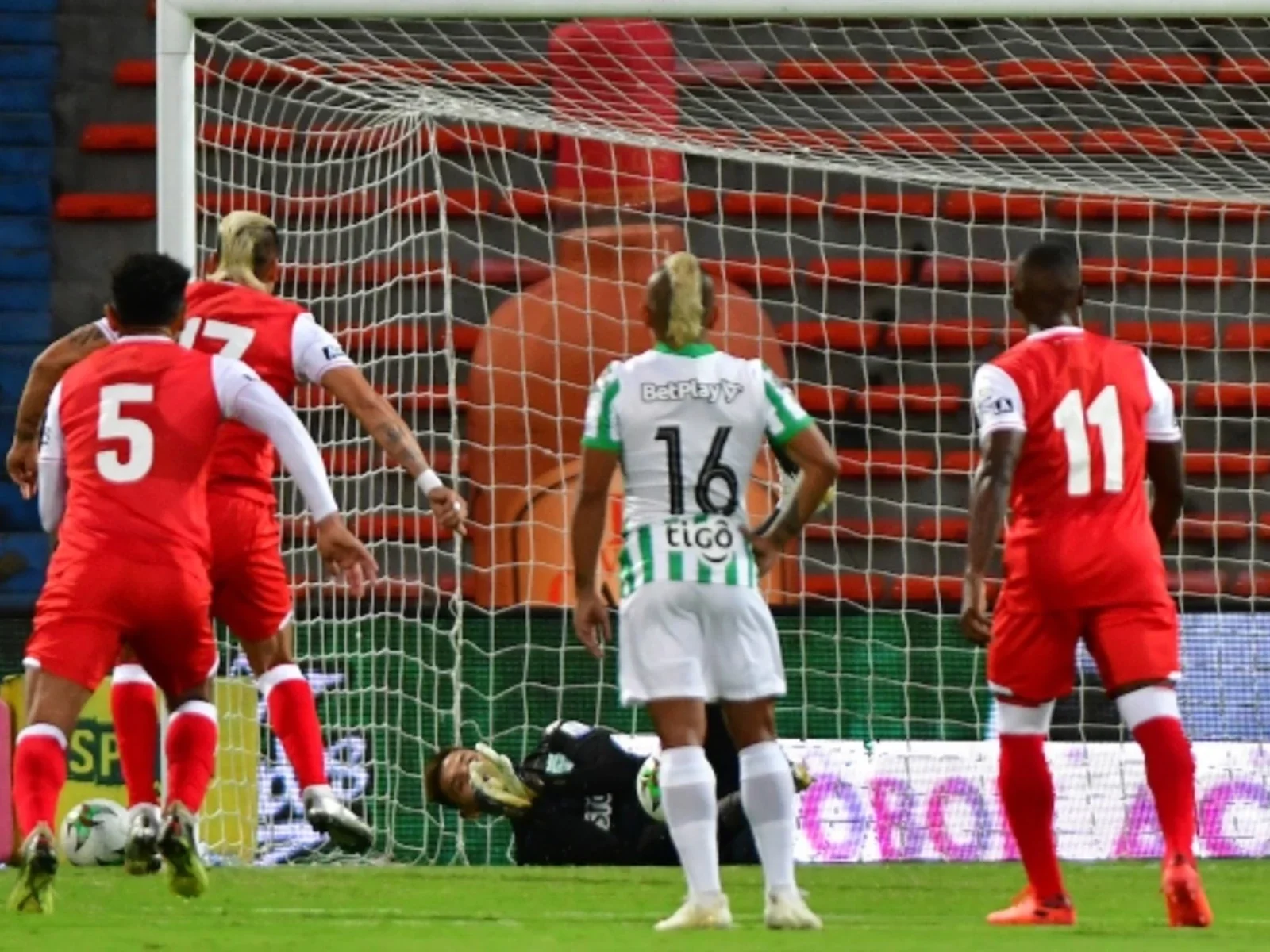 Aldair Quintana atajó penal cobrado por Michael Rangel. / Foto: VizzorImage.