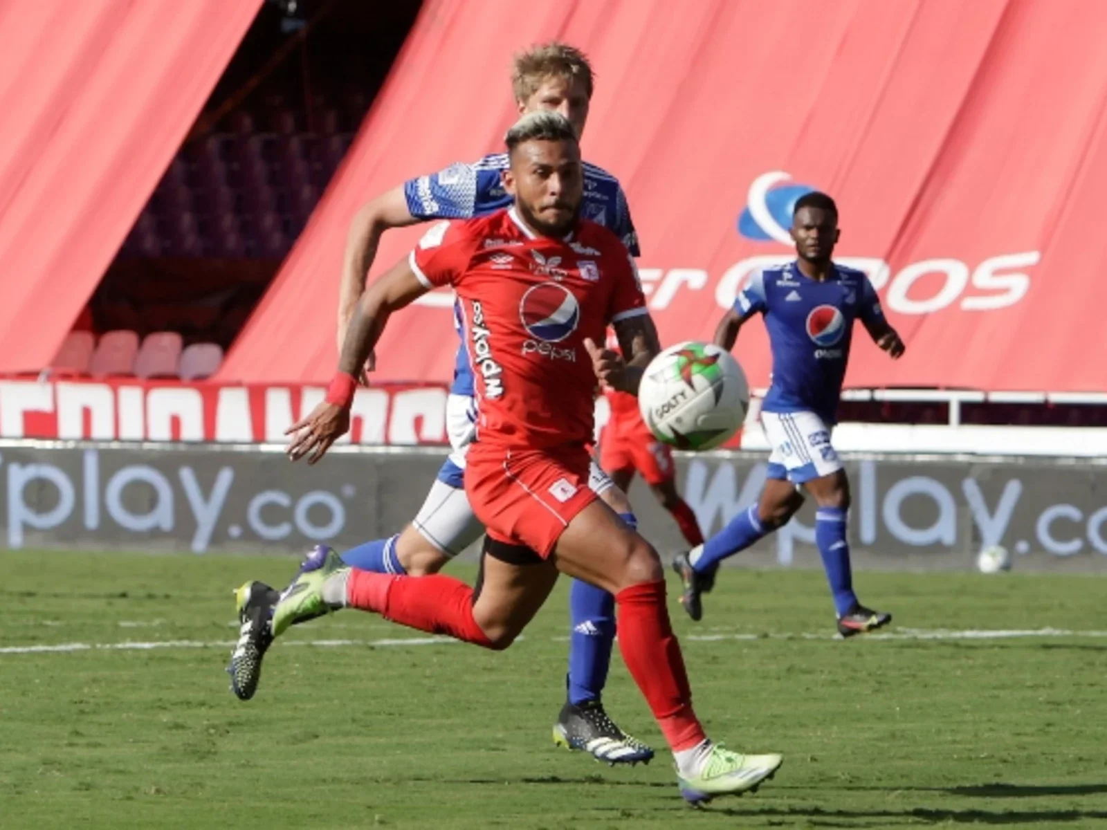 Duván Vergara en duelo con Andrés Llinás. / Foto: VizzorImage - Gabriel Aponte