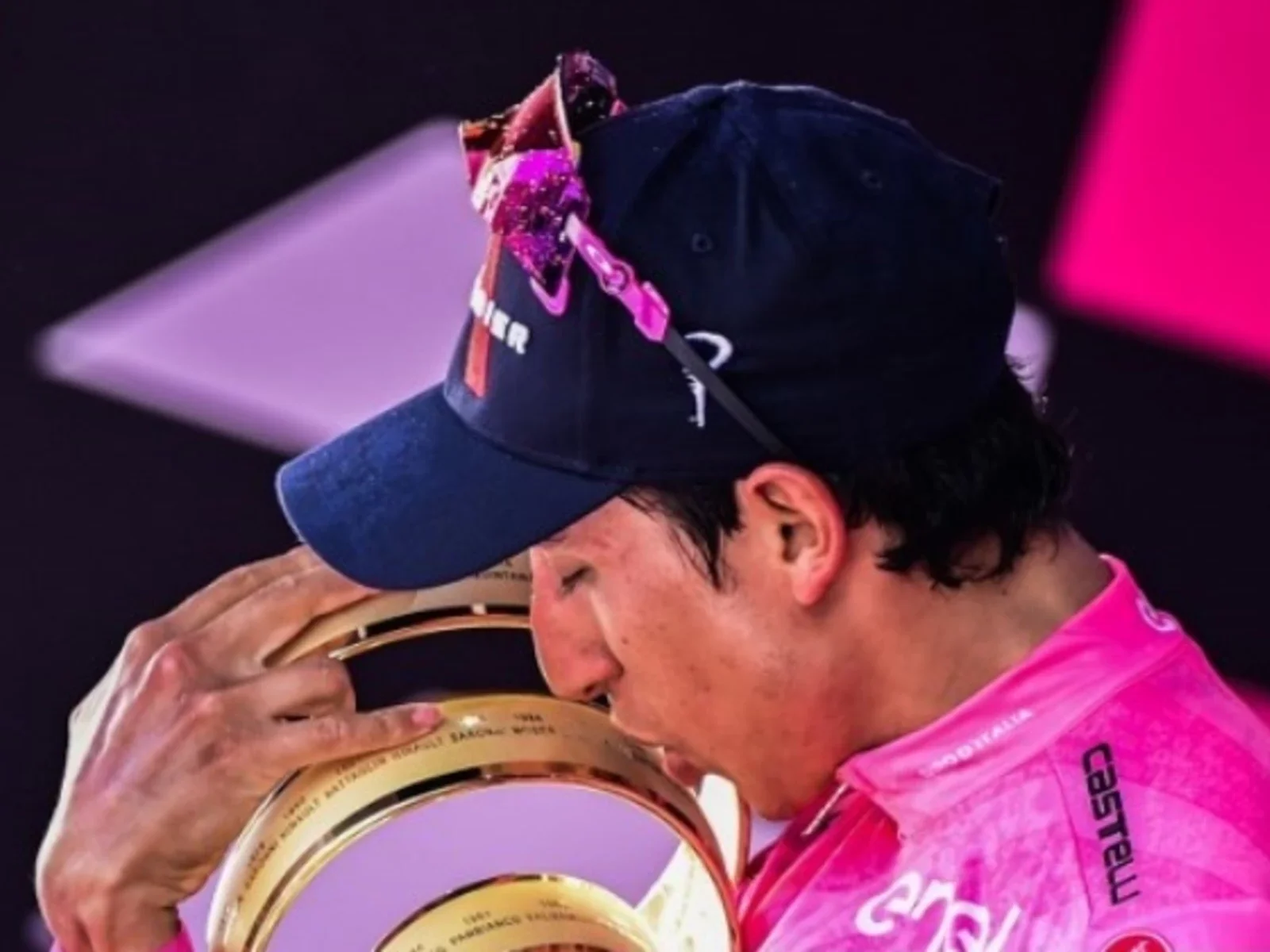 Egan besando el trofeo del Giro de Italia / AFP