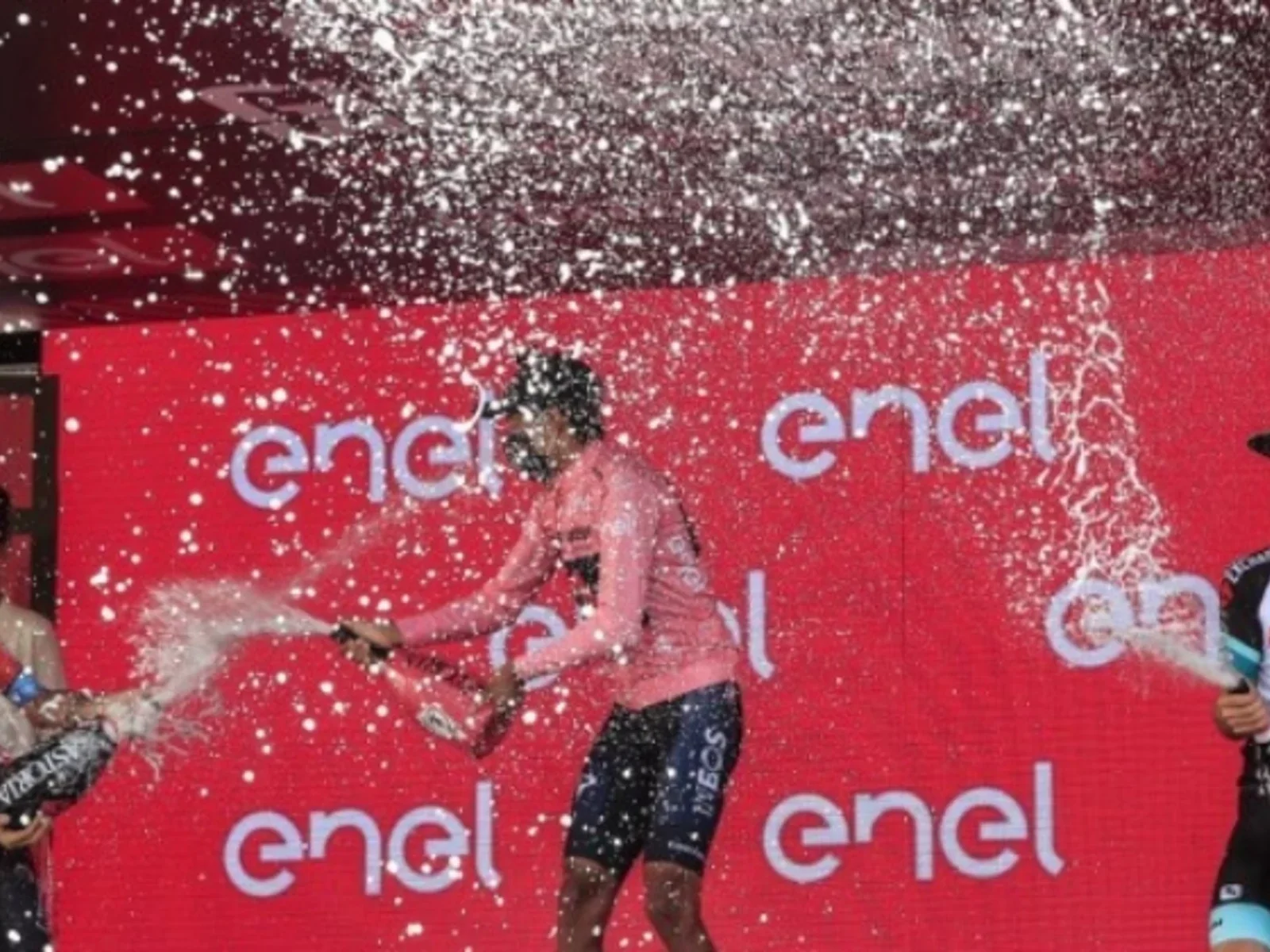 Egan festejó su título en el Giro de Italia / AFP