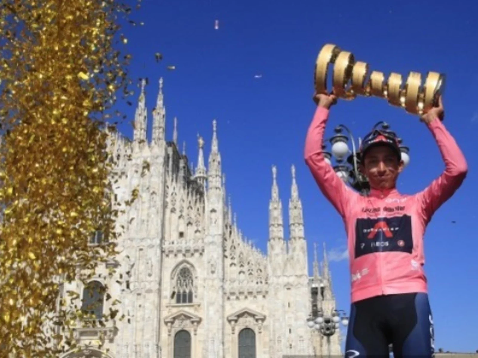 Egan, de rosa, exhibe el trofeo del Giro / AFP