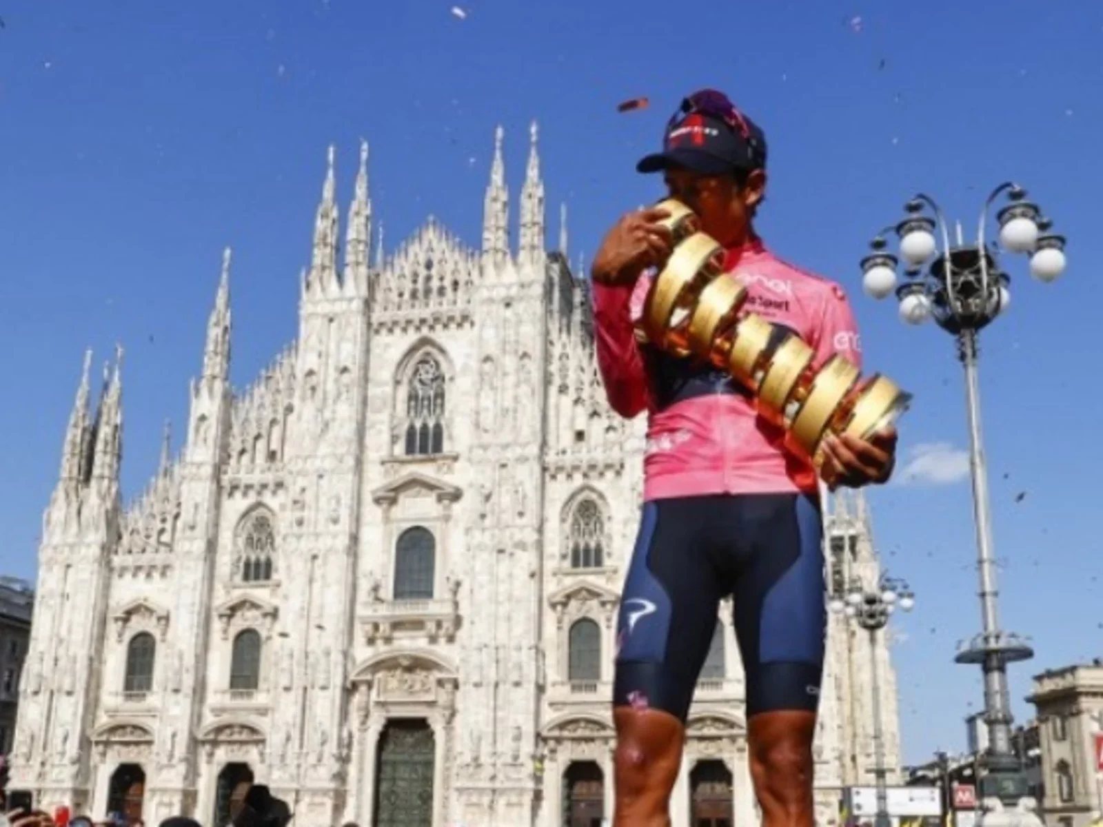 Egan carga con amor el trofeo del Giro de Italia / AFP