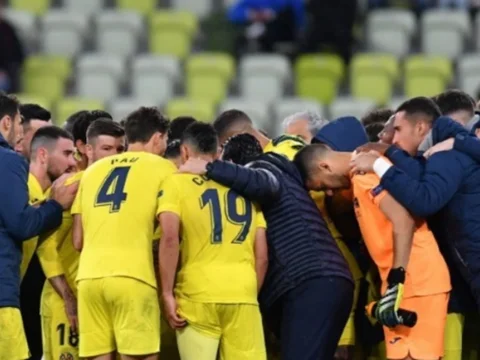 Los hombres de Villarreal dialogan de cara al tiempo extra/ AFP
