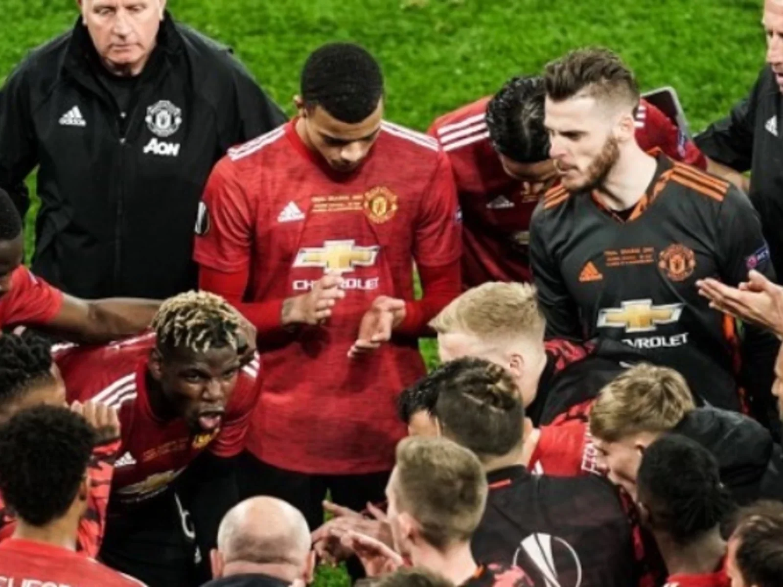 Los hombres de Manchester United dialogan de cara al tiempo extra/ AFP