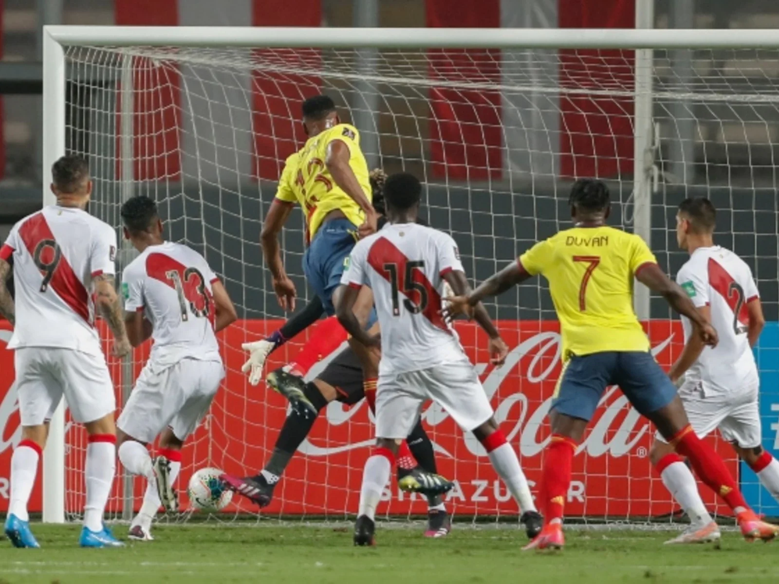 ¡Cabezazo de Yerry Mina y gol de Colombia! / Foto: AFP