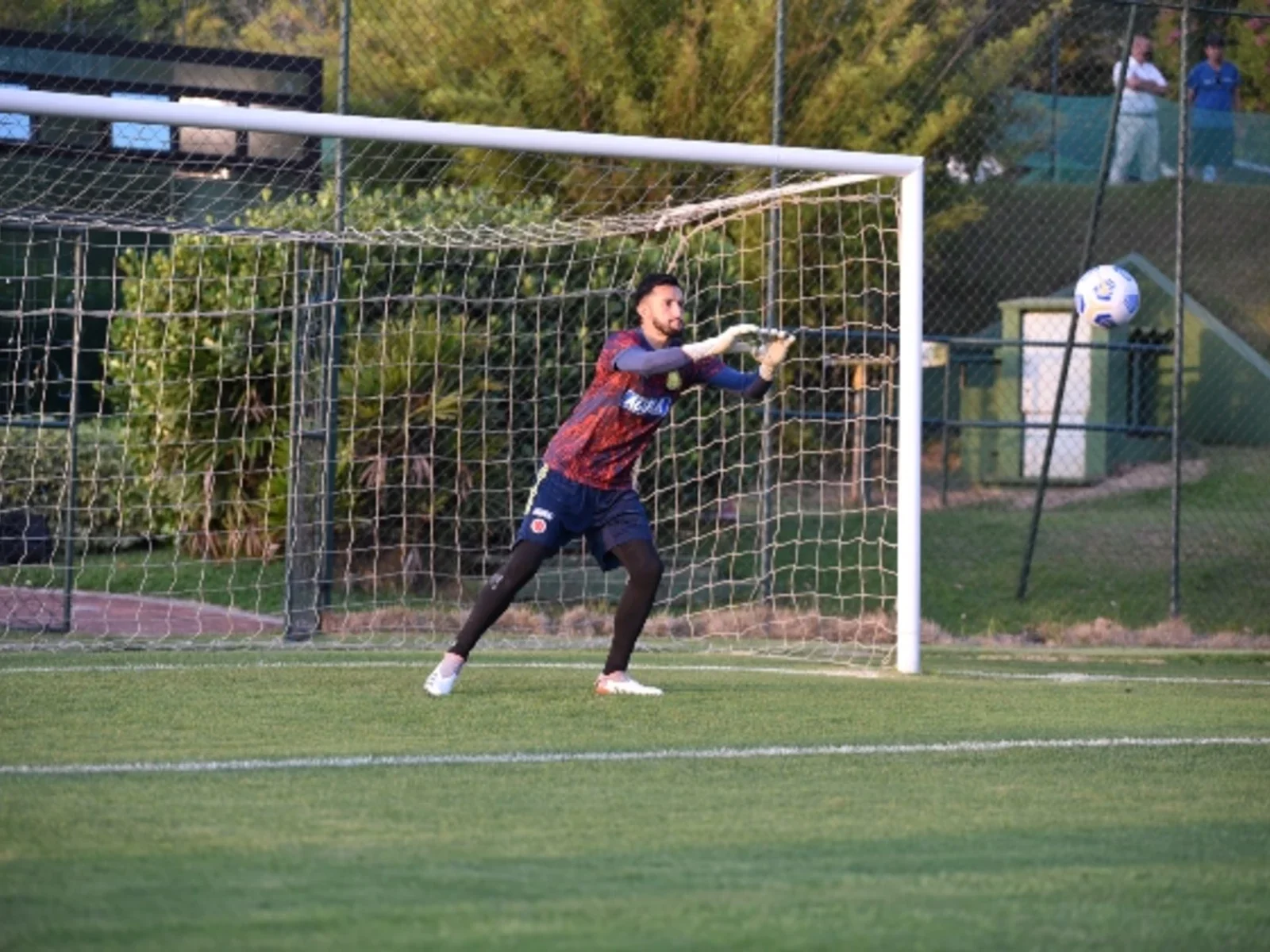 Camilo Vargas fue de los primeros en concentrar / Foto FCF