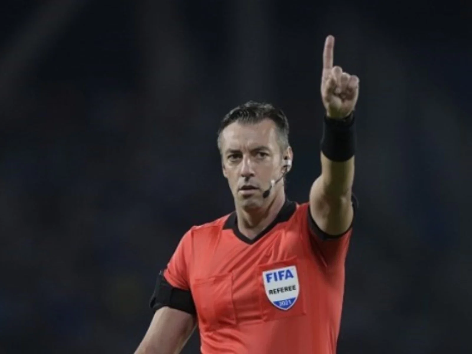 Raphael Claus fue el árbitro del juego / AFP