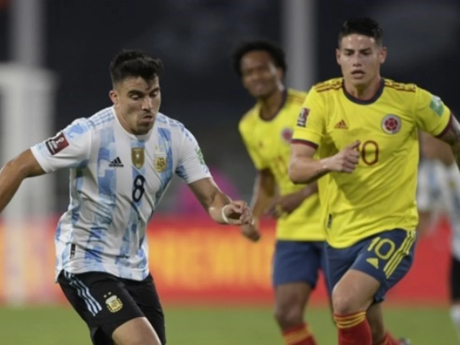 Acuña en duelo con James/ AFP