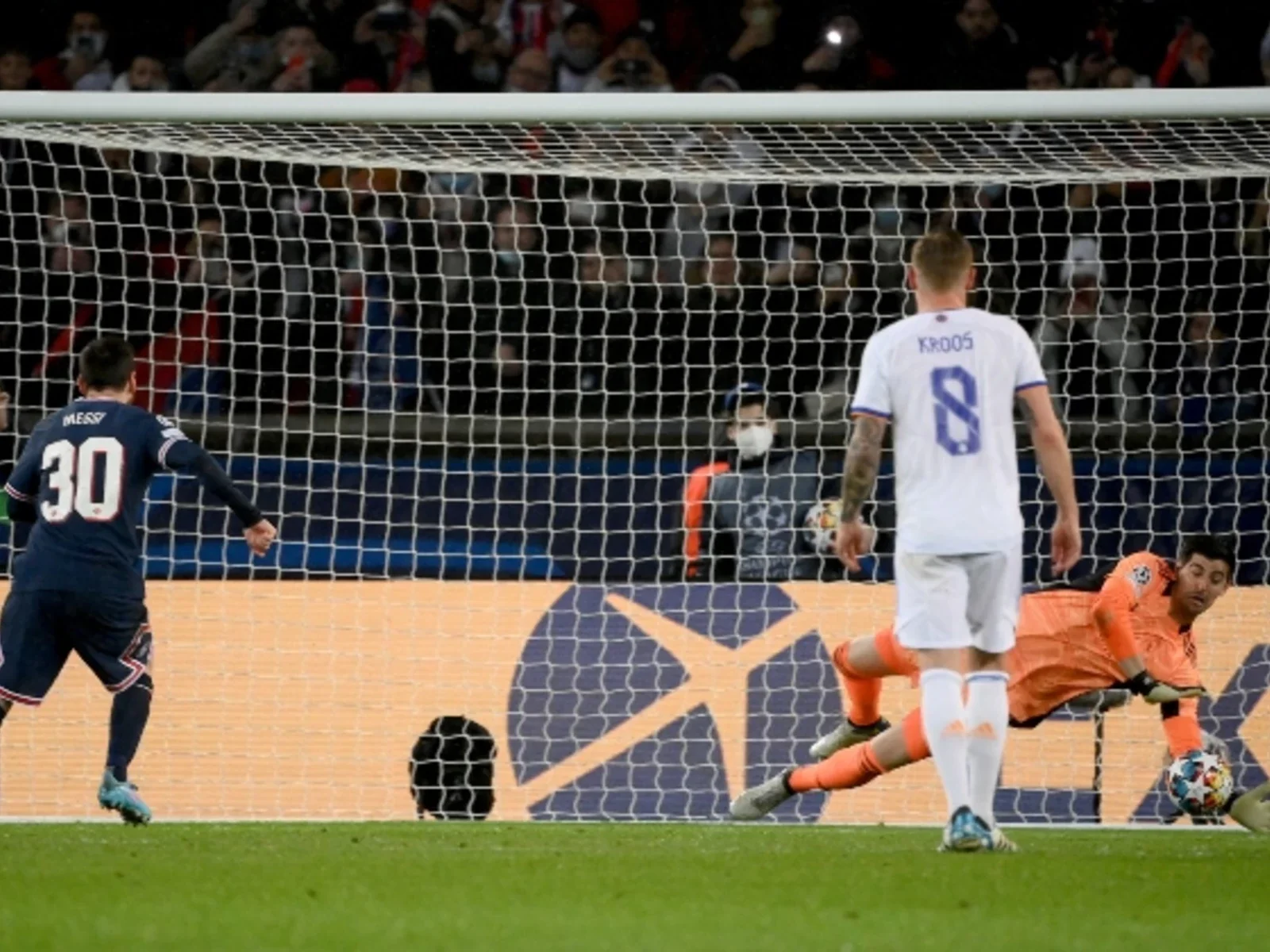 Courtois le atajó penal a Messi. / Foto: AFP