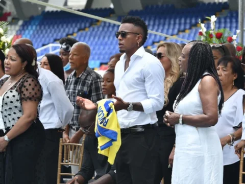 Familia de Freddy Rincón durante el homenaje en el Pascual Guerrero. / Foto: VizzorImage - Nelson Ríos