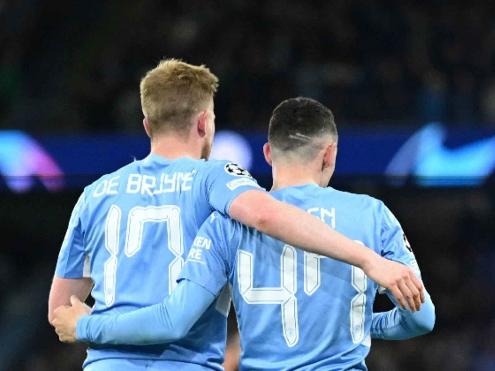 Abrazo entre Foden y De Bruyne. Foto: AFP
