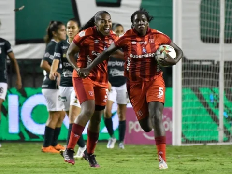 Fabiana Yantén descontó para las escarlatas. / Foto: VizzorImage - Gabriel Aponte