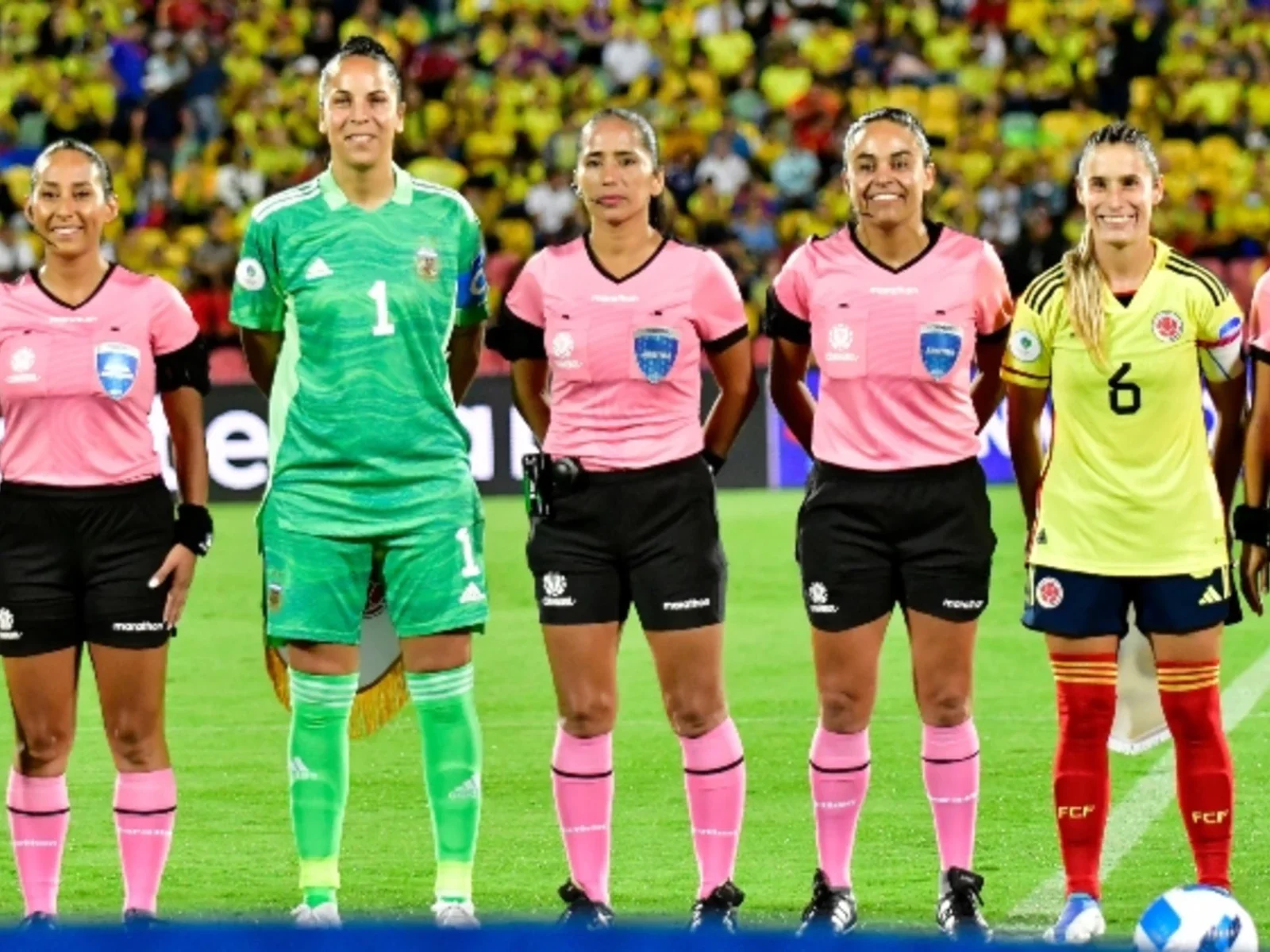 Las capitanas de las selecciones junto con las árbitros - Foto: VizzorImage/ Jaime Moreno