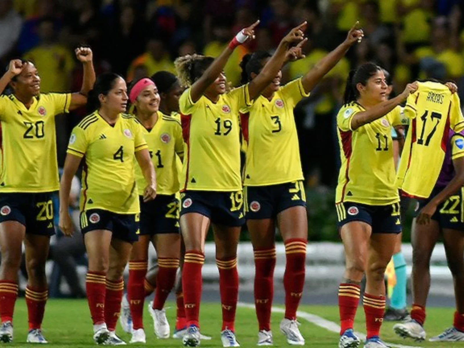 Las jugadoras celebraron con la camiseta de Arias. / Foto: VizzorImage - Ricardo Vejarano