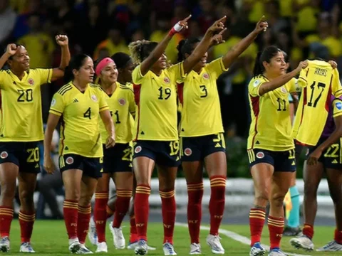 Las jugadoras celebraron con la camiseta de Arias. / Foto: VizzorImage - Ricardo Vejarano