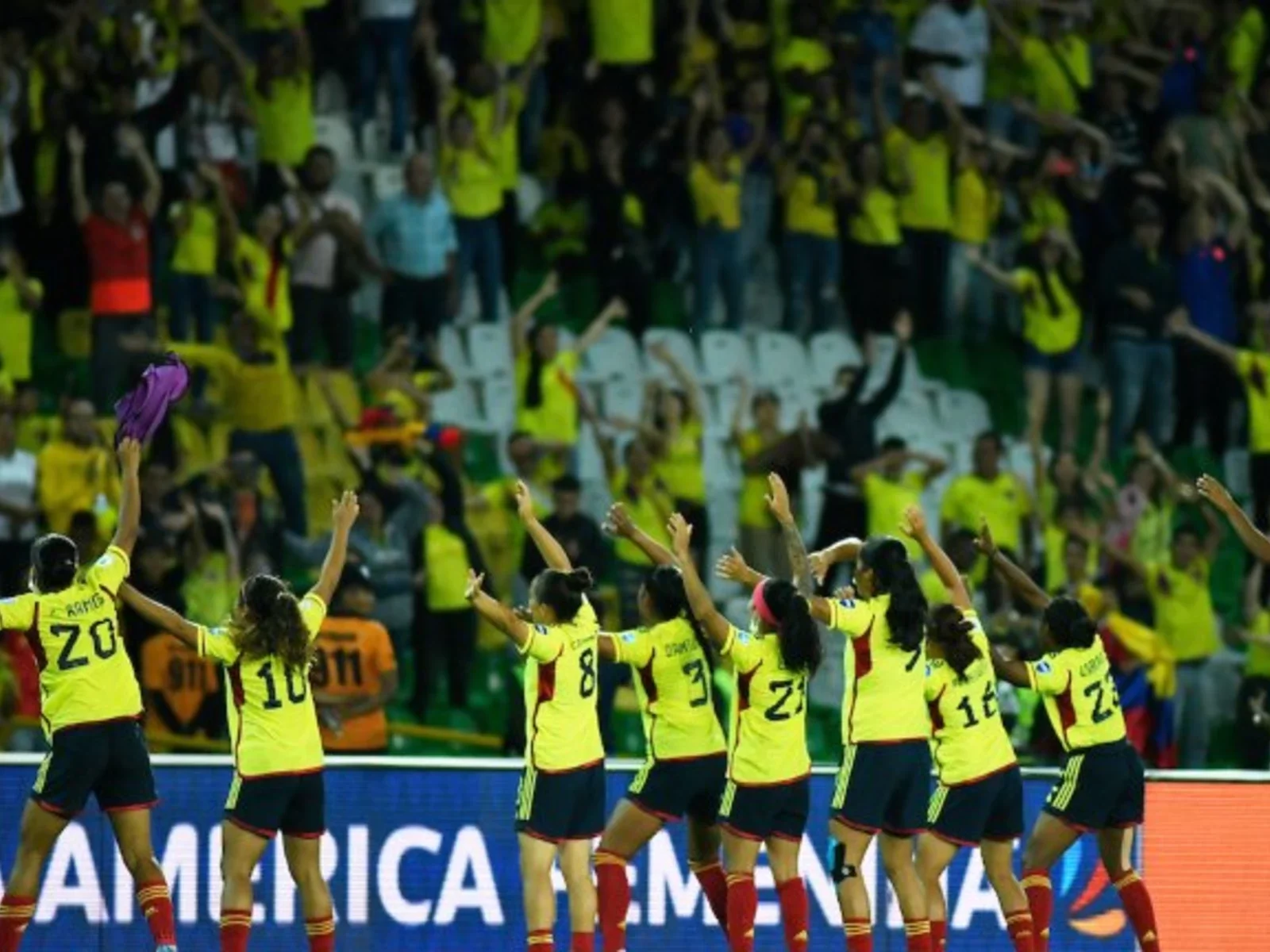Las jugadoras compartieron con los hinchas en el estadio Centenario en Armenia. / Foto: VizzorImage - Ricardo Vejarano