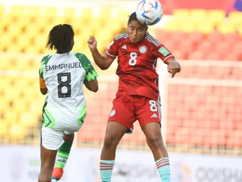 Natalia Hernández disputando el balón con Ngozi Emmanuel en el primer tiempo - Foto: FCF