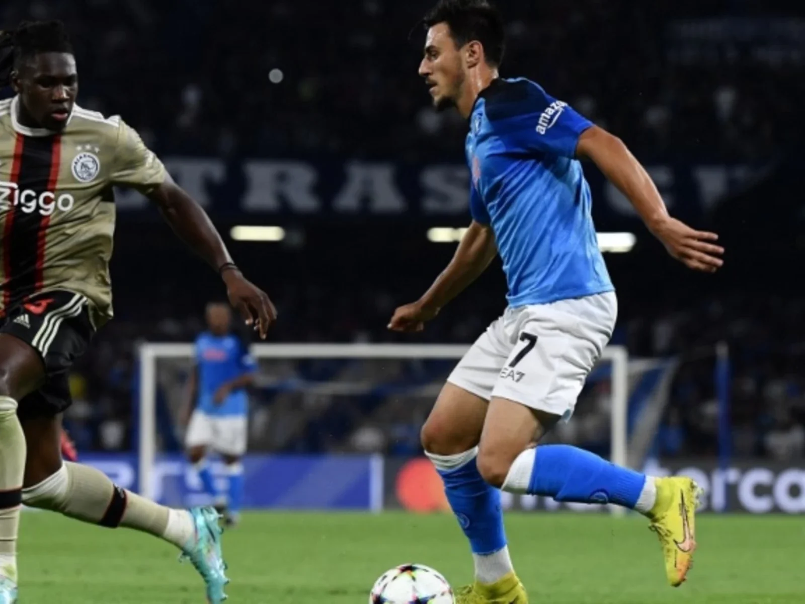 Napoli también consiguió una victoria y clasificó a la siguiente fase. / Foto: AFP.