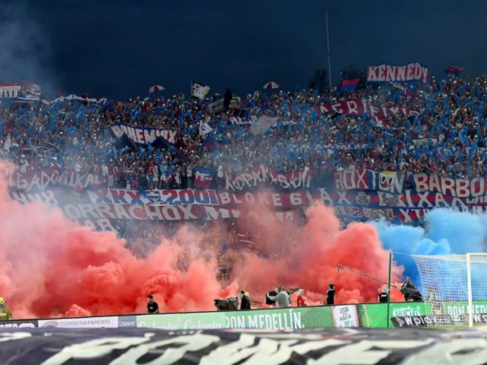 Así adornó la hinchada 'poderosa' el Atanasio / VizzorImage