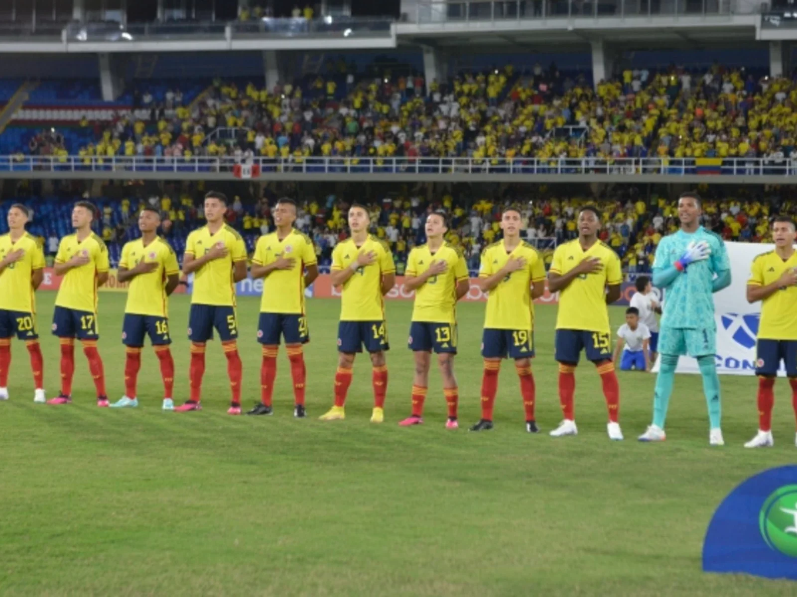Colombia entonando el himno nacional / FCF