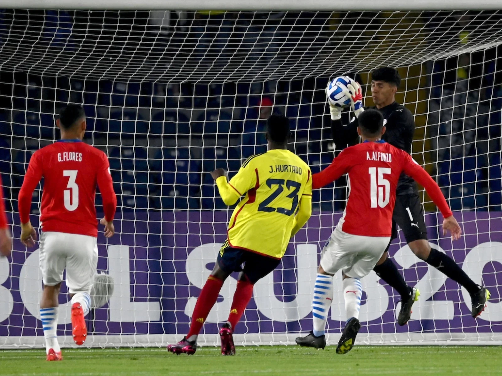El arquero González se vio contra las cuerdas con las acciones de gol de Colombia. / Foto: Vizzorimage.