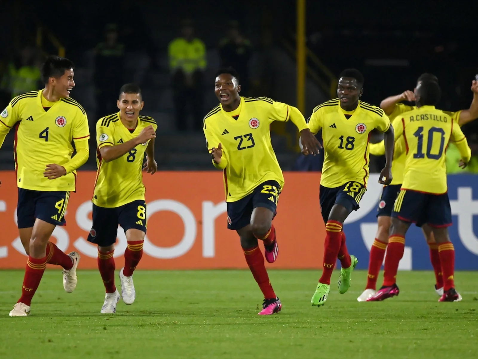 Colombia hizo vibrar a cada uno de los hinchas que llegó a El Campín. / Foto: Vizzorimage.