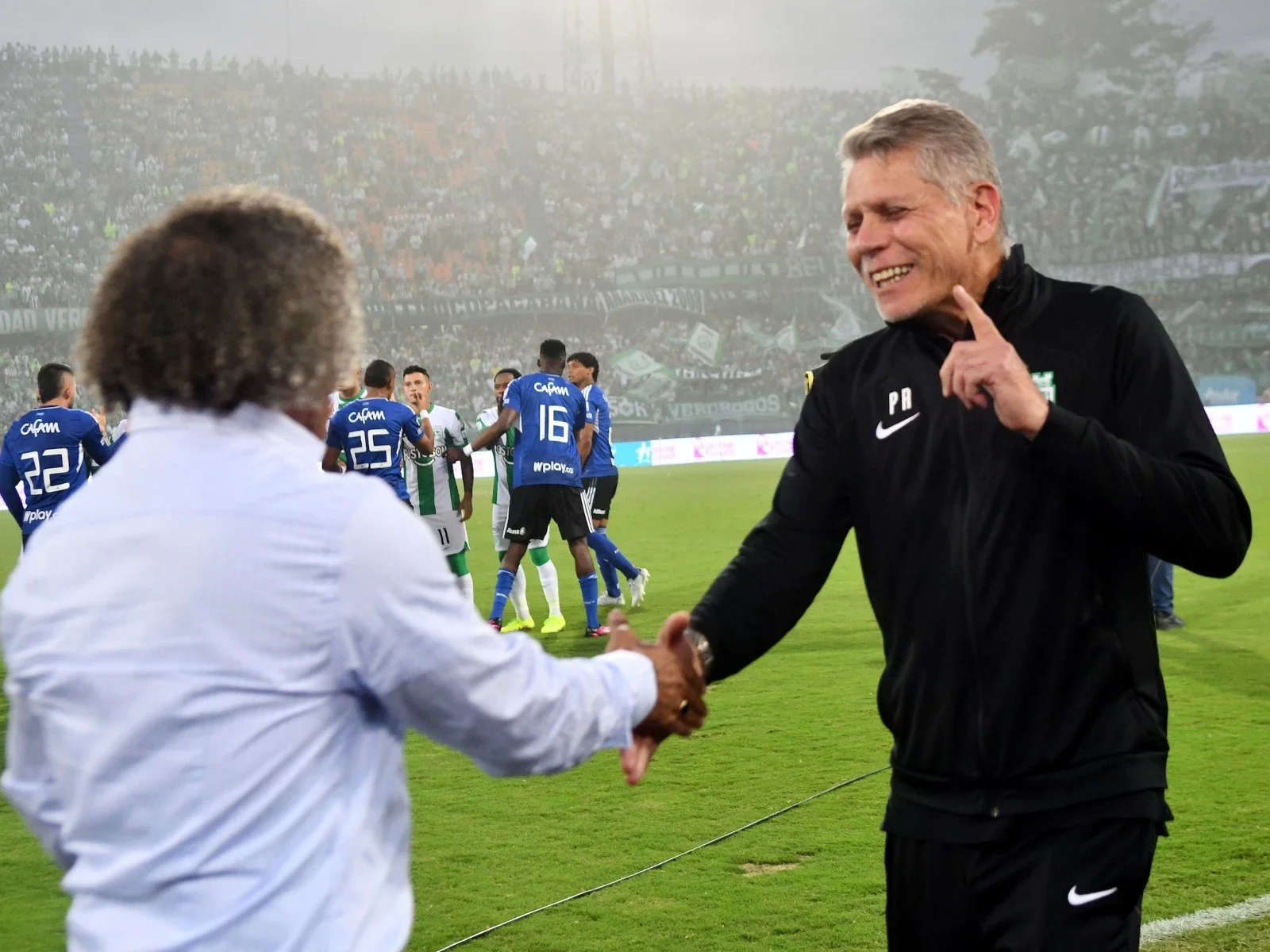 Autuori y Gamero se saludaron previo al partido. / Foto: VizzorImage - Luis Benavides