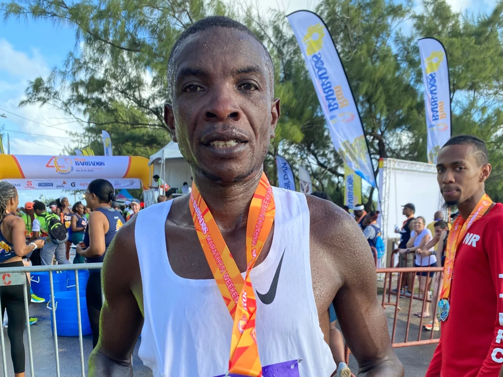 Alex Ekesa, atleta de Kenya, ganador por tercera vez consecutiva de la Maratón de Barbados