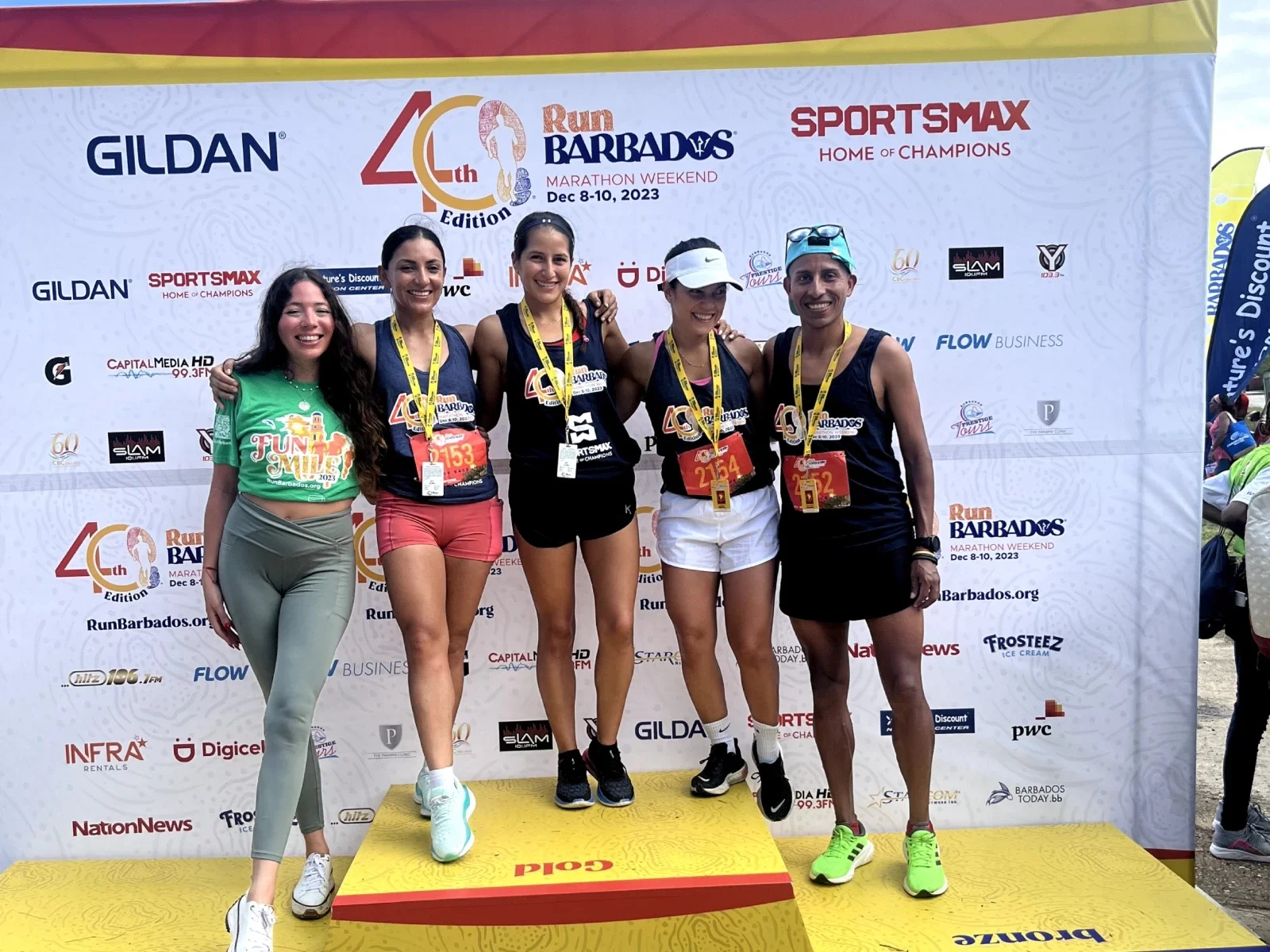 Atlétas colombianos y equipo Nike