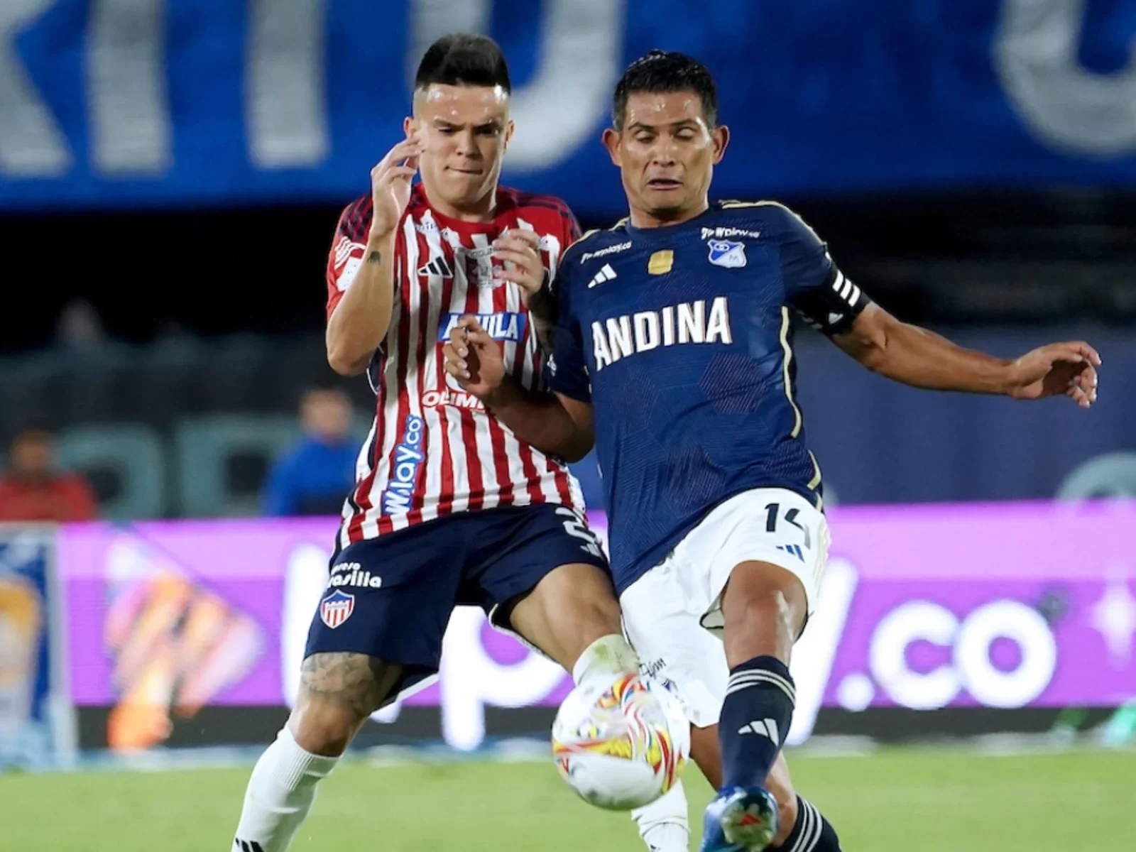 David Mackalister Silva en uno de sus duelos 1x1 contra Walmer Pacheco. / Foto: Vizzorimage.