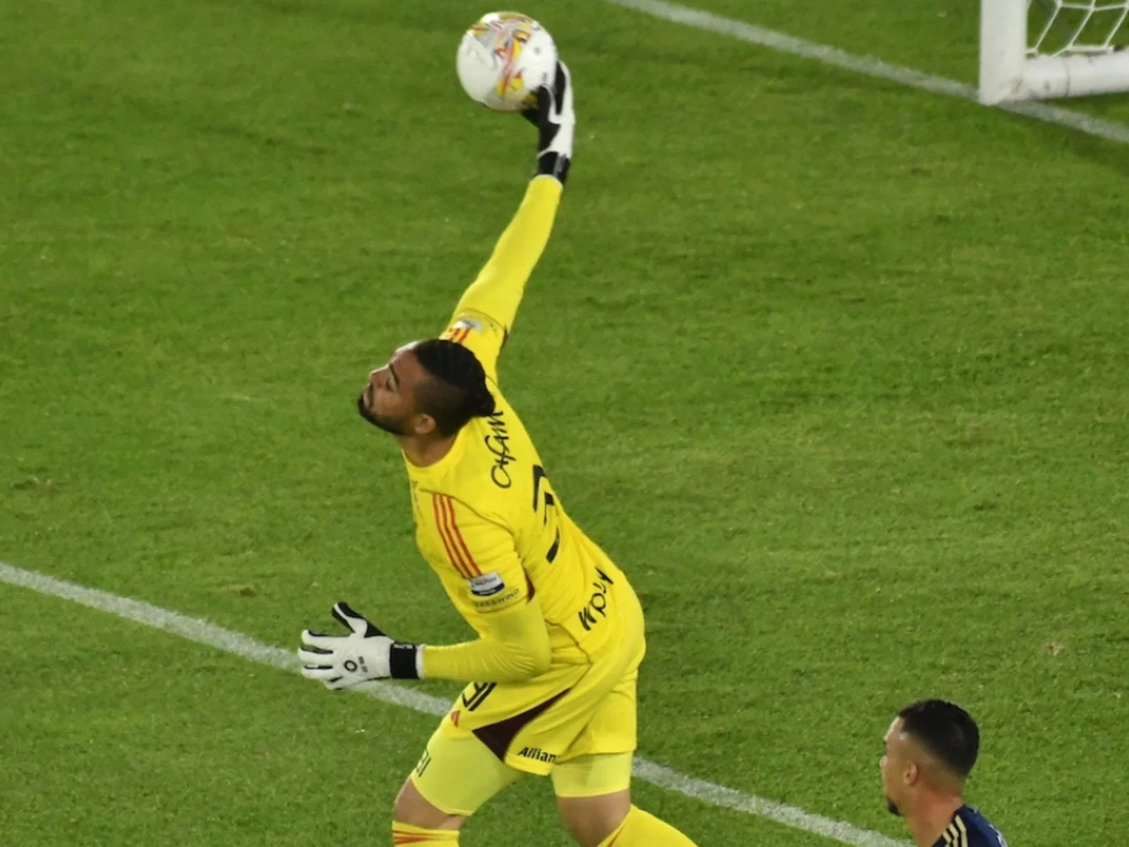 Álvaro Montero se vistió de héroe con atajada ante Chará. / Foto: Vizzorimage.
