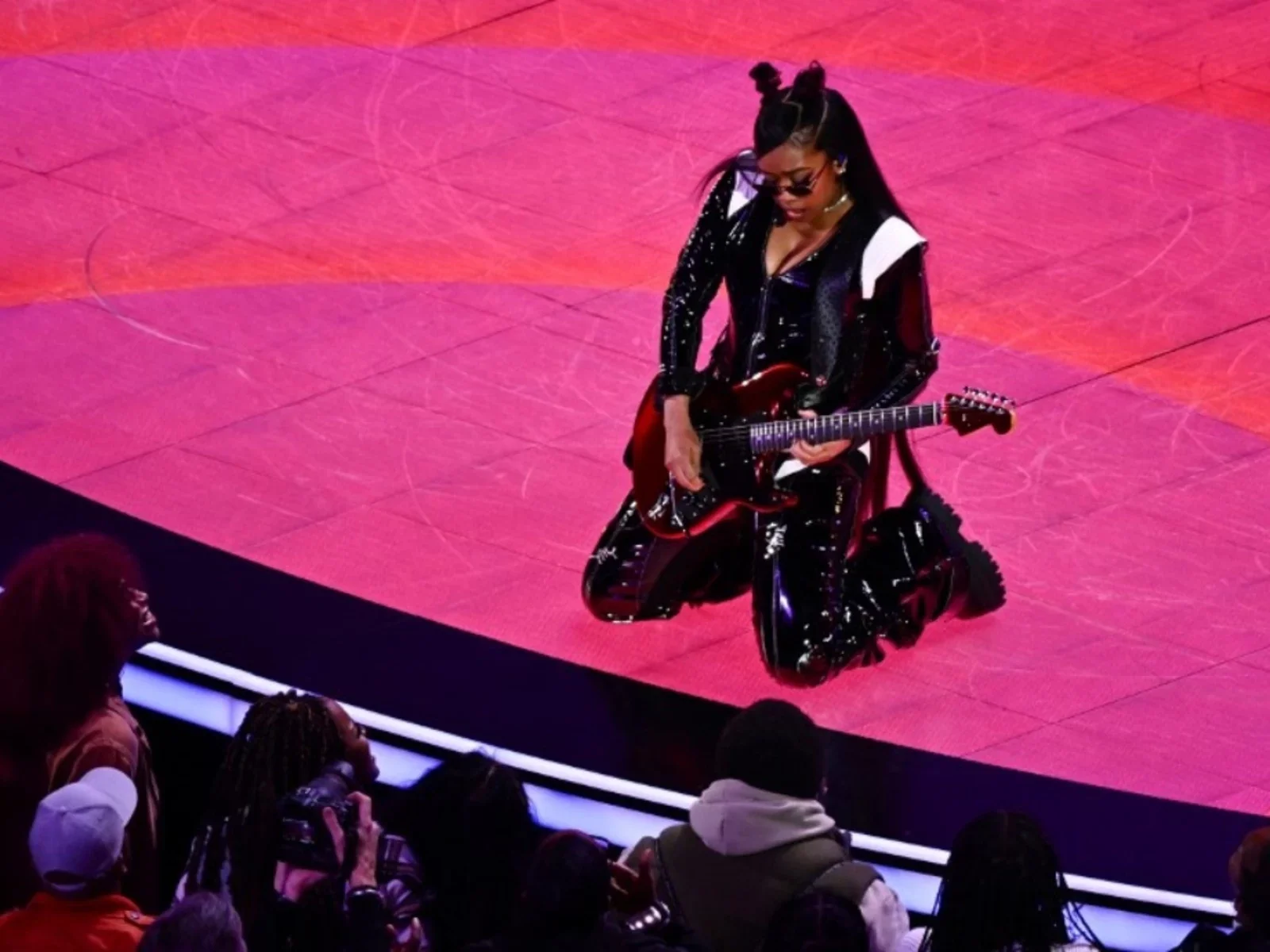 H.E.R también tuvo su momento estelar frente a los fanáticos. / Foto: AFP.
