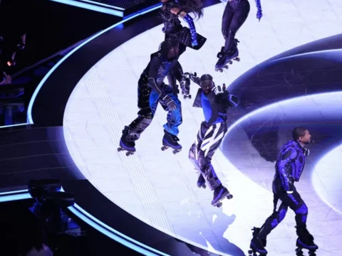 Los patines y el mejor repertorio de Usher en escena en Las Vegas. / Foto: AFP.