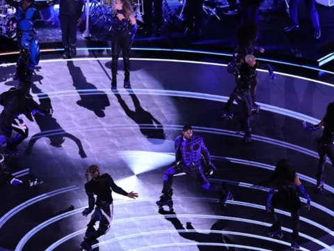 Un gran espectáculo con efectos visuales para el juego de Kansas Chiefs vs. 49ers. / Foto: AFP.