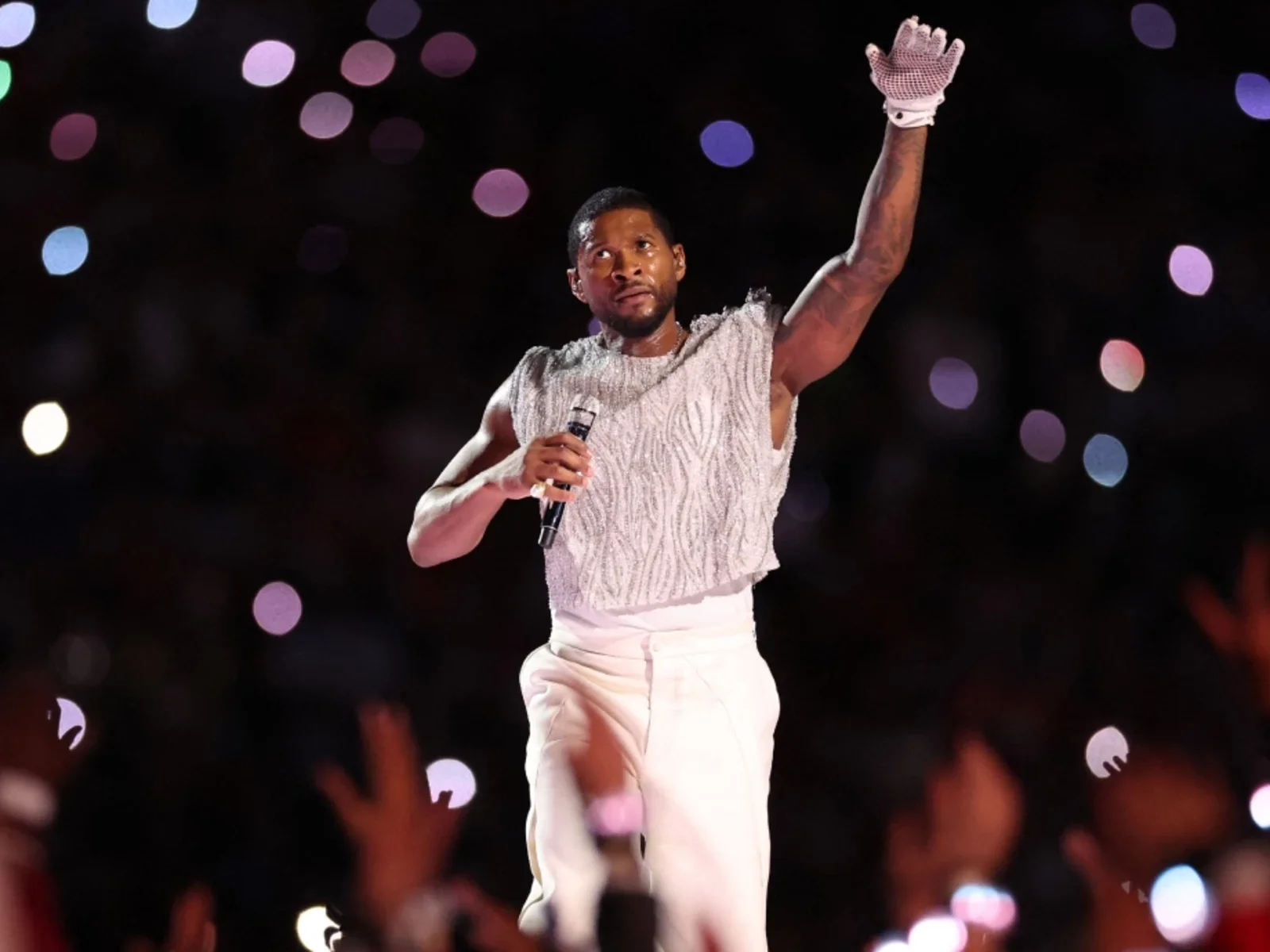 El cantante Usher celebró sus 30 años de carrera musical en el show de medio tiempo del Super Bowl LVIII. / Foto: AFP.