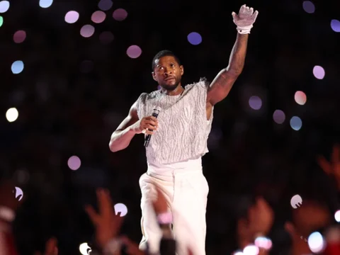 El cantante Usher celebró sus 30 años de carrera musical en el show de medio tiempo del Super Bowl LVIII. / Foto: AFP.