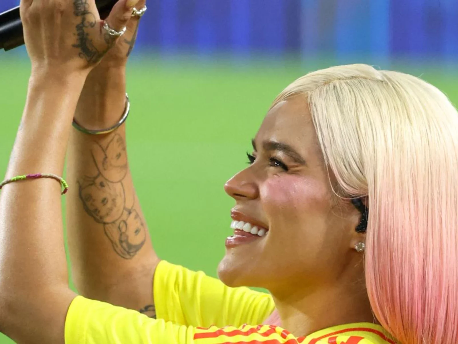 Karol G lució la camiseta de Colombia / AFP