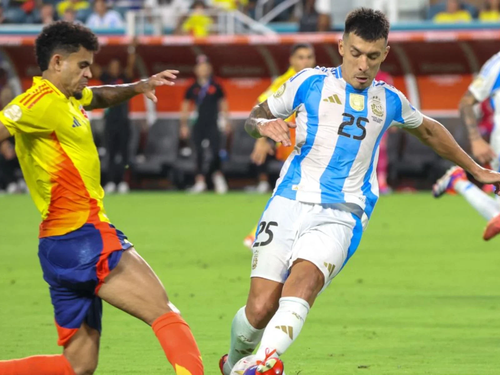 Luis Díaz disputa el balón / AFP