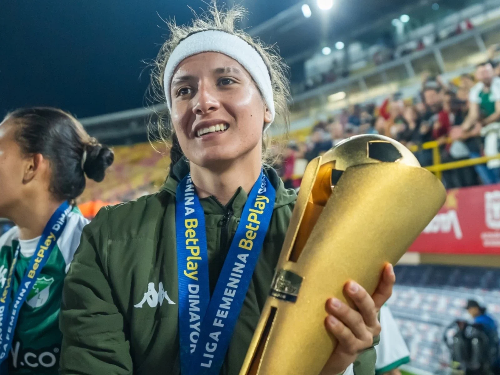 Ingrid Guerra levantando el trofeo de la Liga Femenina - VizzorImage