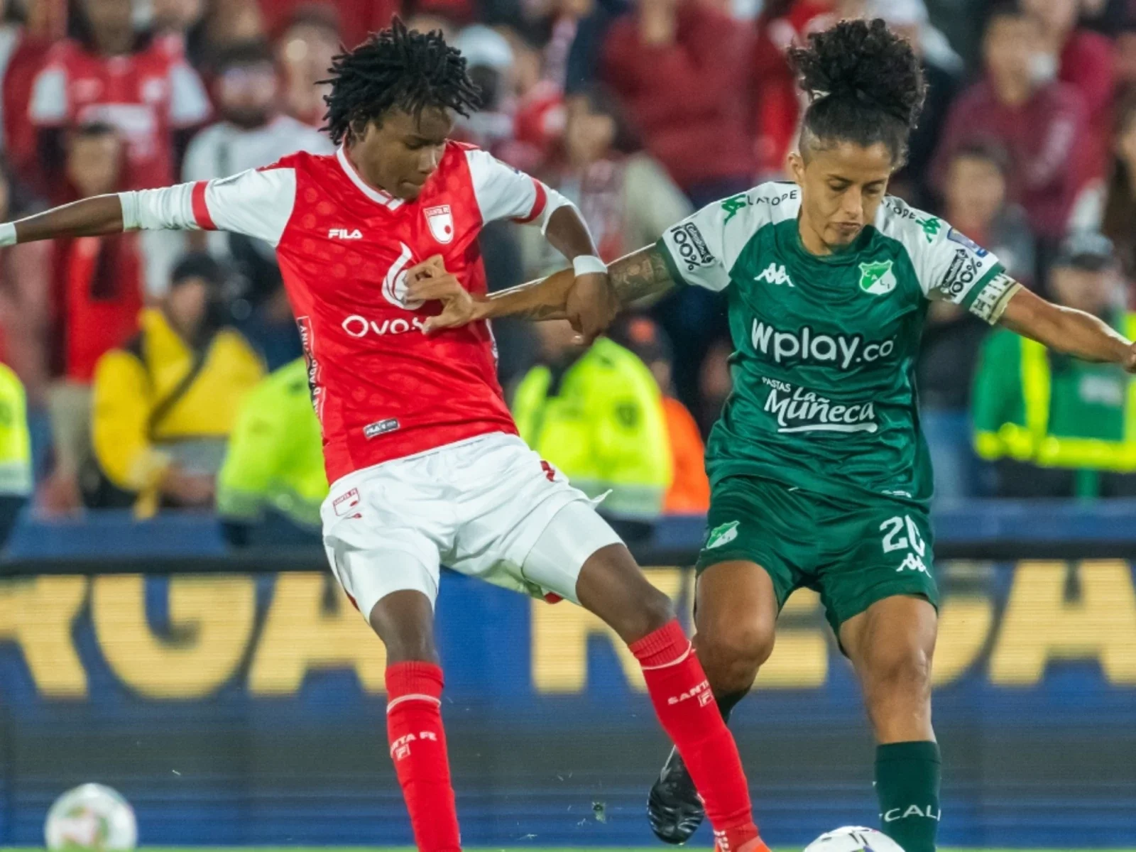 Karla Torres disputando un balón con Paola García - VizzorImage