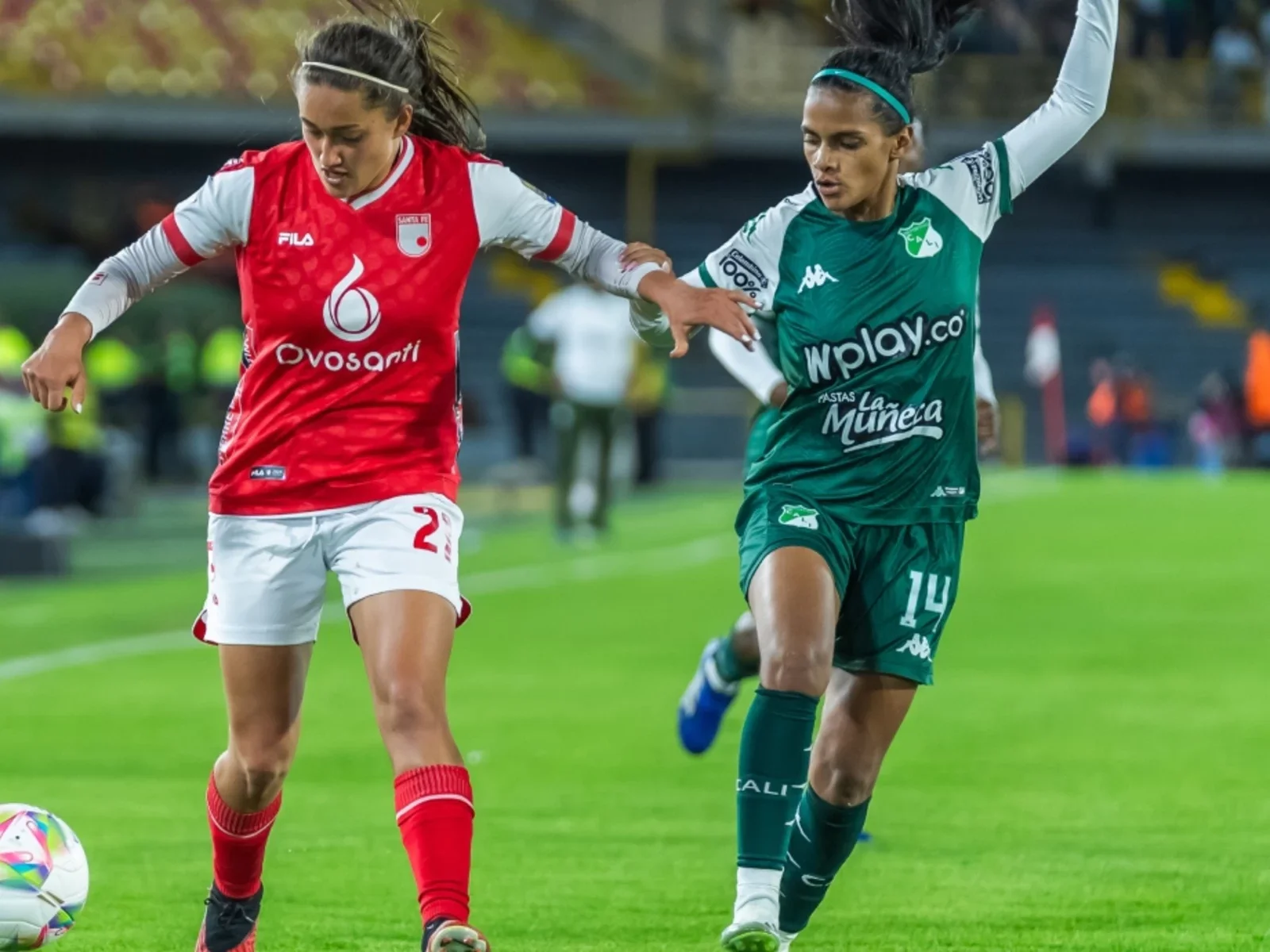 Katherine Valbuena disputando un balón con Michelle Vásquez - VizzorImage