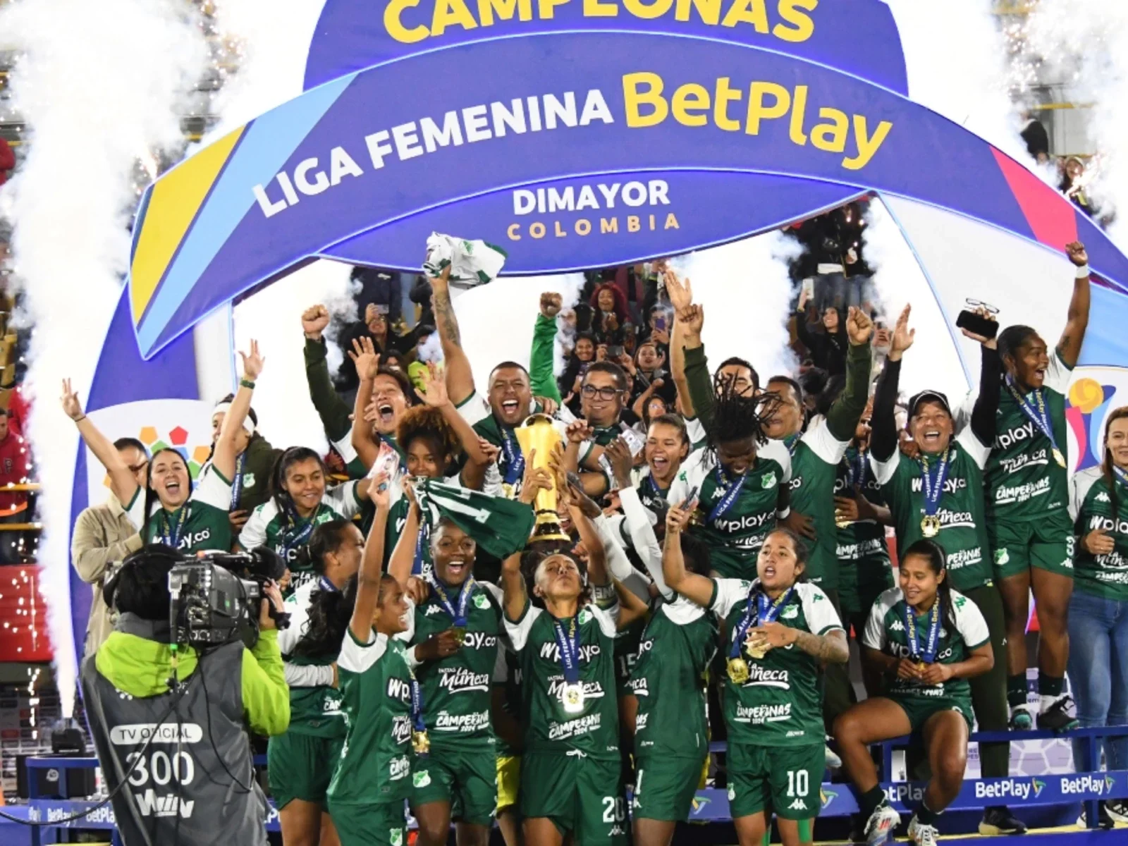 Las jugadores de Deportivo Cali levantando el trofeo - VizzorImage