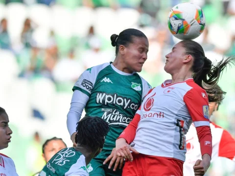 Disputa por un balón en la final ida de la Liga Femenina entre Cali y Santa Fe - VizzorImage