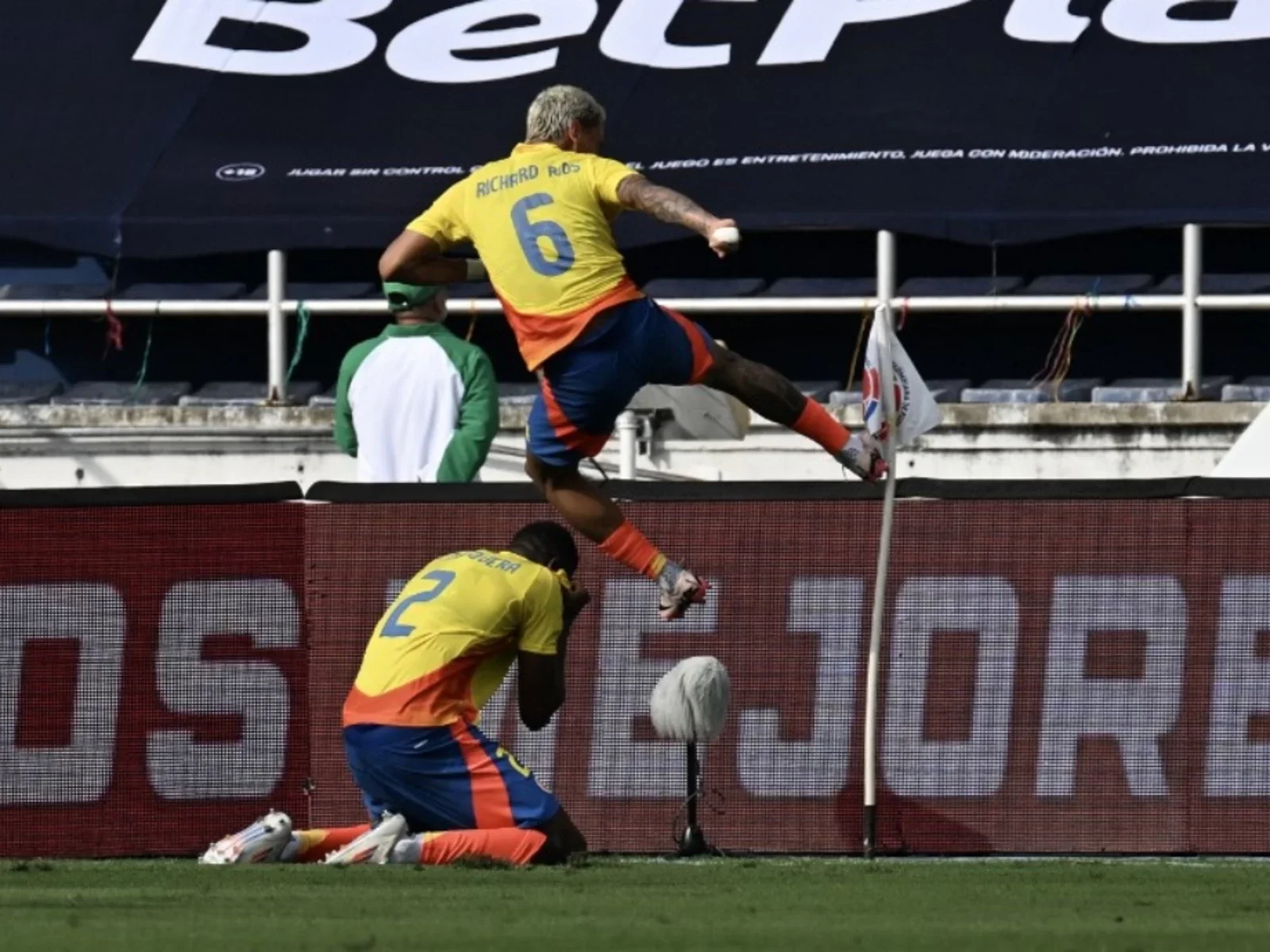Yerson Mosquera marcó su primer gol con la selección Colombia - AFP