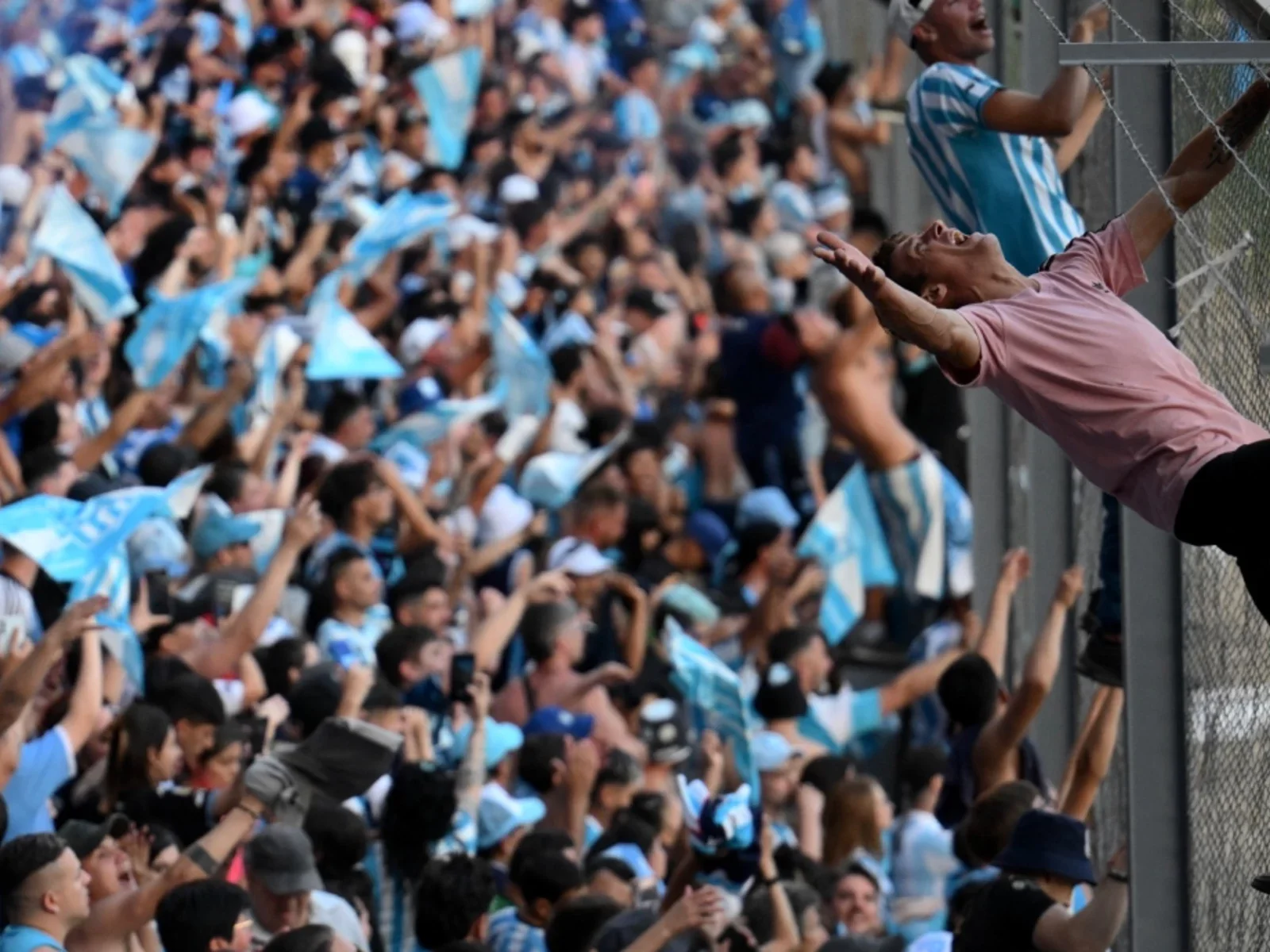 Aficionados de Racing celebran el título de la Copa Sudamericana -AFP