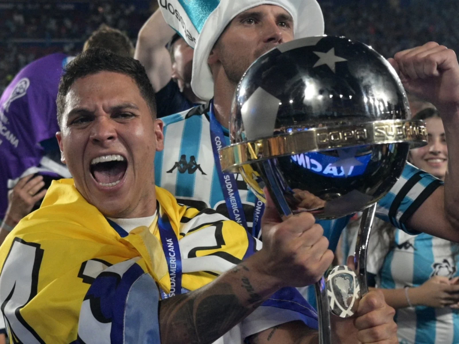Juan Fernando Quintero celebra con la Copa Sudamericana - AFP